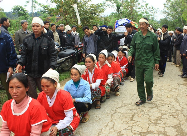 Độc đáo bộ váy tang của các cô dâu Thái ở miền Tây Nghệ An